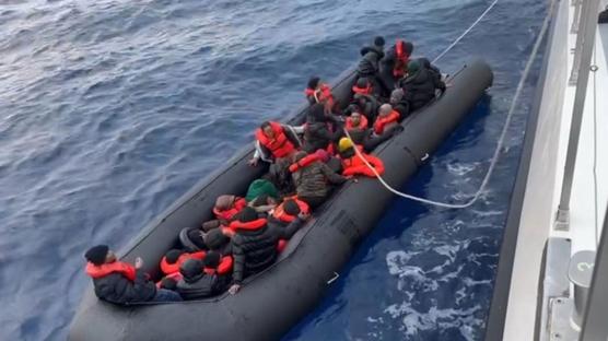 İzmir açıklarında 45 düzensiz göçmen yakalandı