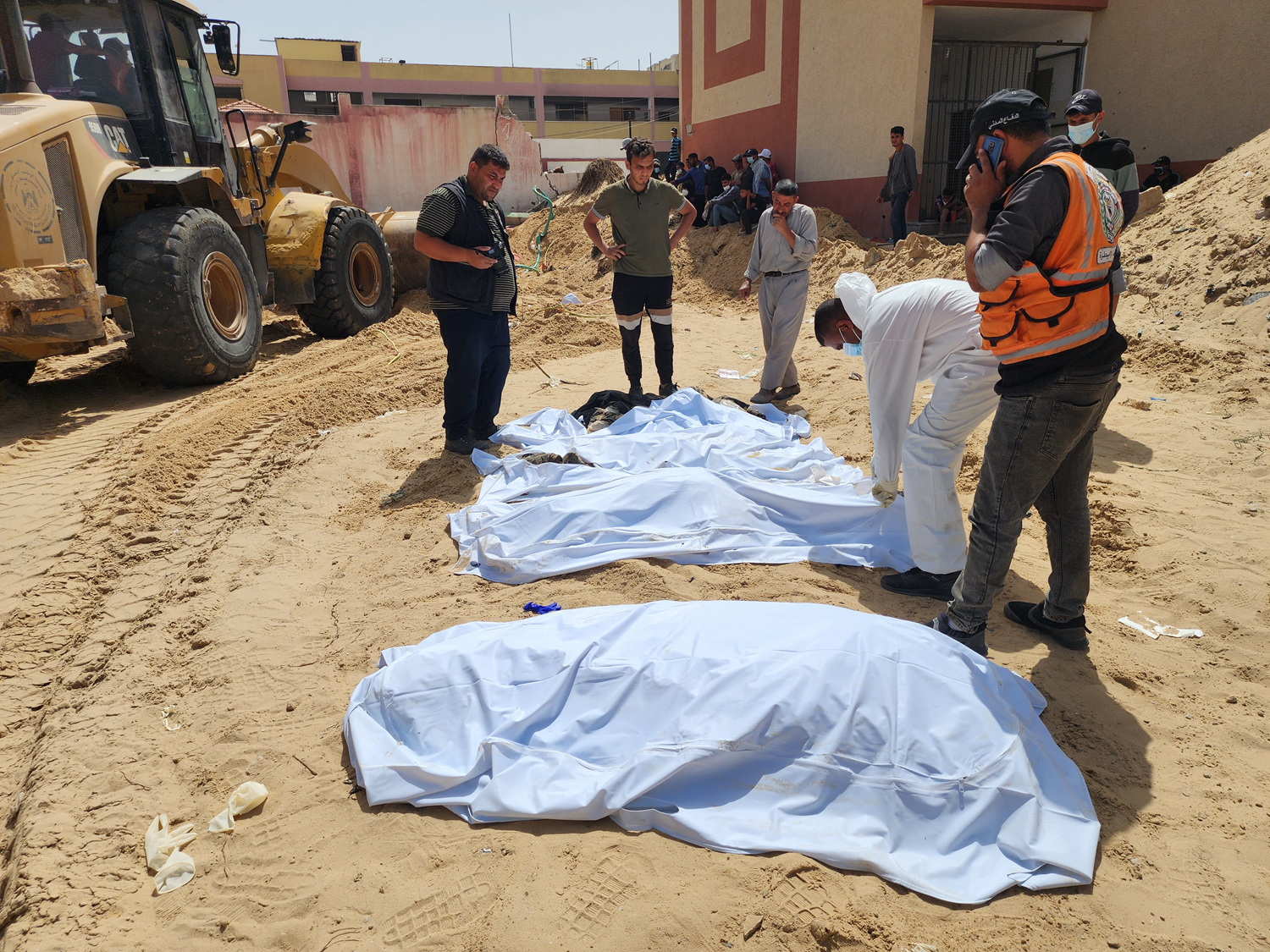Nasır Hastanesi'nde soykırımcı İsrail vahşeti! 51 Gazzelinin cesedi daha çıkarıldı