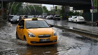 Ankara'da araçlar suya gömüldü, yollar göle döndü