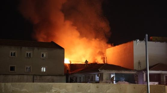 İzmir'de Tarihi Kemeraltı Çarşısı'nda yangın 