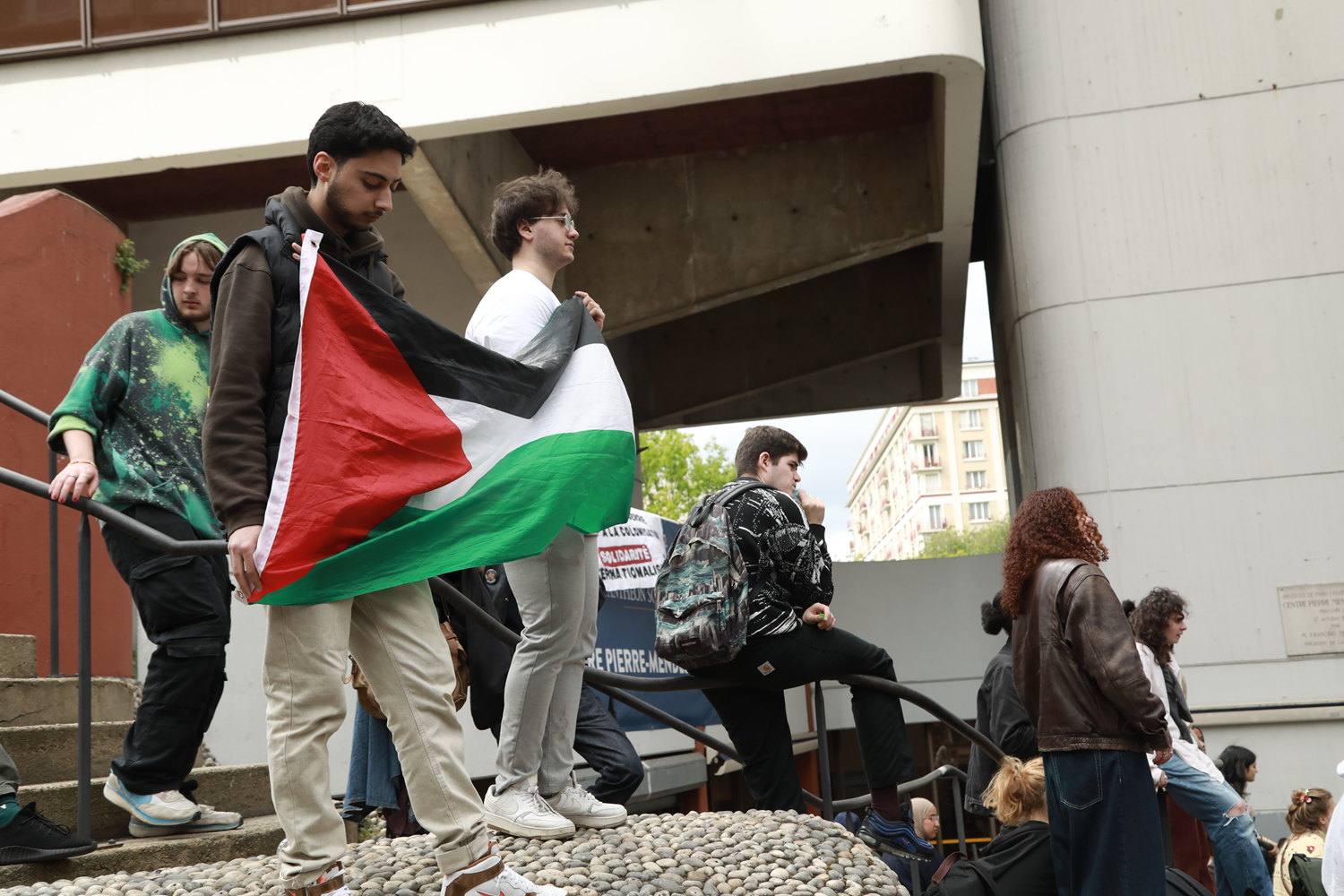 ABD'deki Filistin eylemleri Avrupa'ya sıçradı: Paris'te öğrenciler Gazze için kampüste eylem başlattı