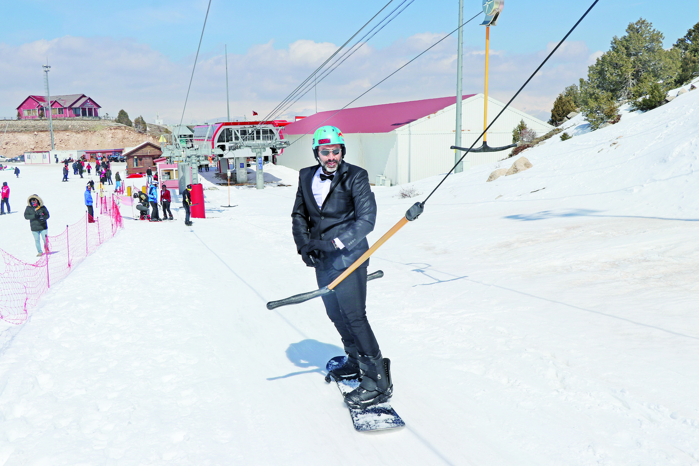 Takım elbiseli snowboard
