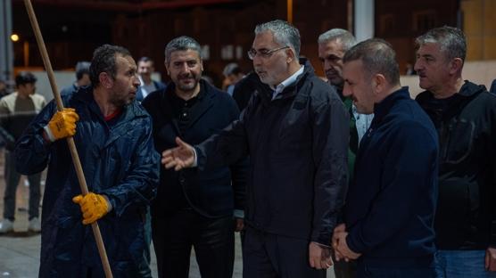 Bakan Işıkhan, 1 Mayıs'ı işçilerle karşıladı: Alın terlerini sildi