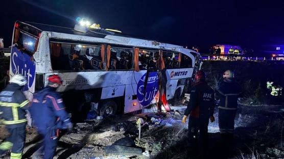 Aksaray'da yolcu otobüsü devrildi: 2 kişi hayatını kaybetti, 34 kişi yaralandı