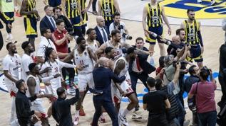 Fenerbahçe Beko - Monaco maçının ardından büyük kavga! Taraftar sahaya girdi