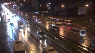 İstanbul'da sağanak etkili oldu: Bazı yollar su altında kaldı
