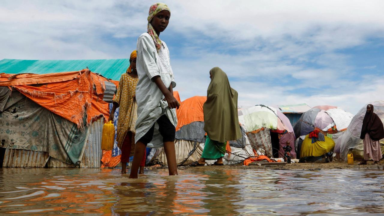 Somali'yi sel vurdu: 8 bin kişi evini terk etti
