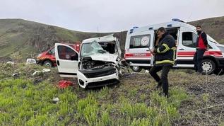 Ağrı'da araç ile minibüs çarpıştı: 2 ölü, 5 yaralı