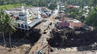 Endonezya'da sel felaketi 58 can aldı!