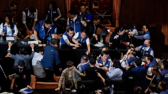 Tayvan Parlamentosu'nda akılalmaz olay! Bir milletvekili belgeleri alıp kaçtı