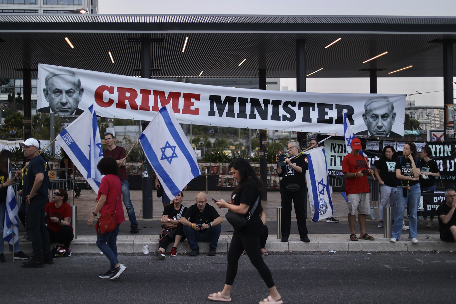 Tel Aviv'de Netanyahu'ya öfke seli! Binlerce İsrailli ateşkes için sokaklara döküldü