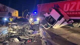 Kocaeli'de feci kaza: Tırla otomobil kafa kafaya çarpıştı