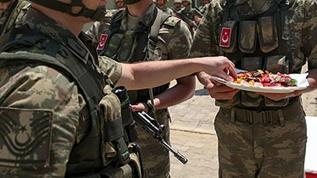 Mehmetçik Çanakkale'de komutanları ve silah arkadaşlarıyla törenle bayramlaştı