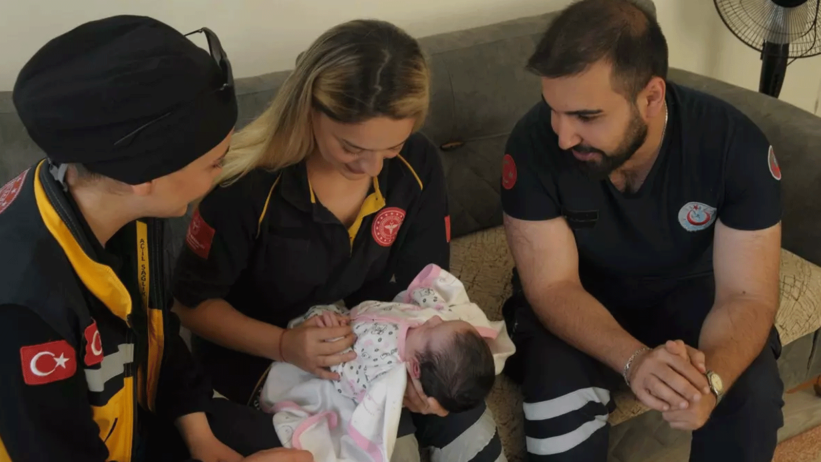 Bebeği ambulansta dünyaya gözlerini açtı