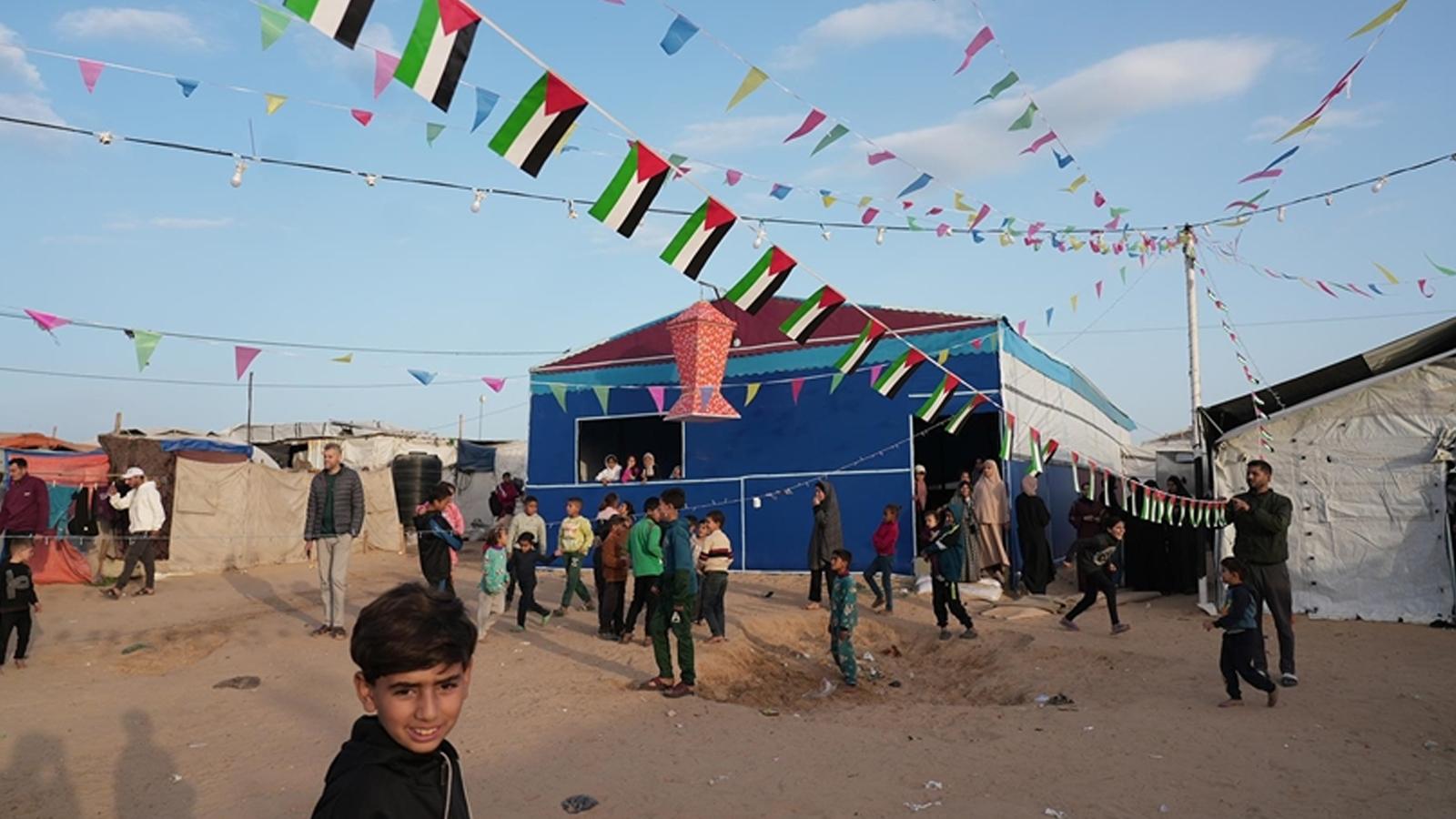 Gazzeliler çadırların arasında da olsa çocuklara "ramazan coşkusunu" yaşatmaya çalışıyor