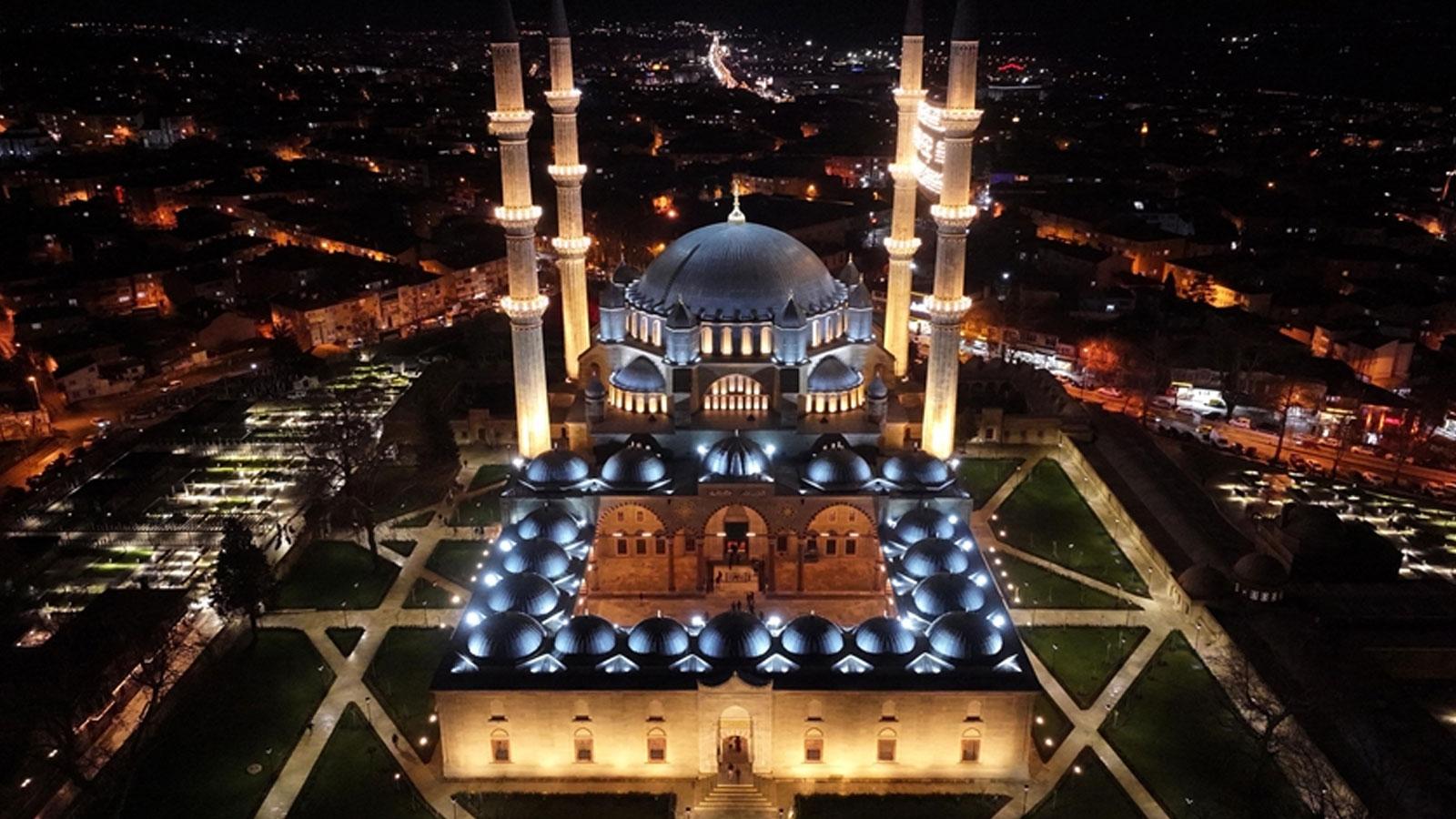 Mimar Sinan'ın ustalık eseri Selimiye Camisi ışıl ışıl! Mimari detayları vurgulandı