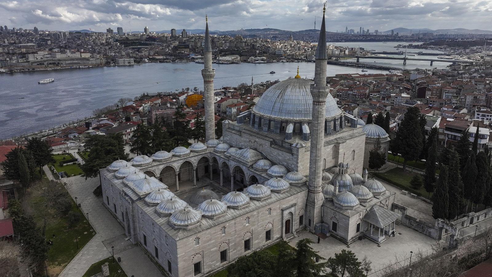 Kanuni Sultan Süleyman tarafından yaptırılan Yavuz Sultan Selim Camisi mimari özellikleriyle dikkati çekiyor