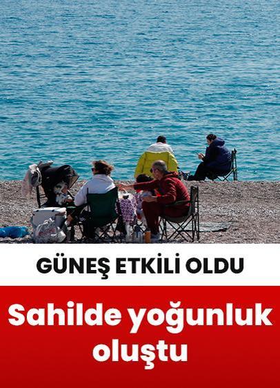 Antalya'da etkili olan güneşli hava sahilde yoğunluk oluşturdu!