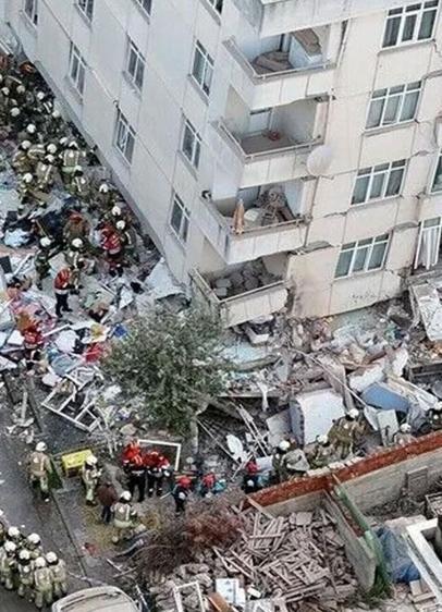 İstanbul'da 7 katlı bina kısmen çöktü