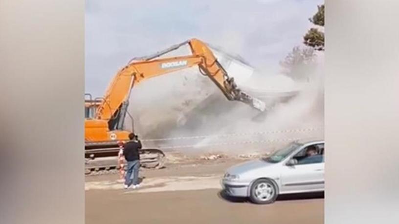 Yıkımda devrilen bina yoldan geçen otomobile zarar verdi! O anlar kamerada