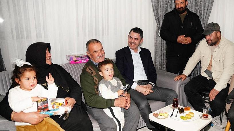 Depremdeki gözyaşları yeni evlerinde mutluluğa dönüştü! Bakan Kurum'dan duygusal ziyaret: Bizim için dünyadaki hiçbir mutlulukla ölçülemez