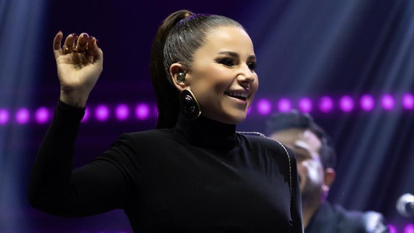 Merve Özbey'den sahnede siyah tarz! Kuğuya benzetildi